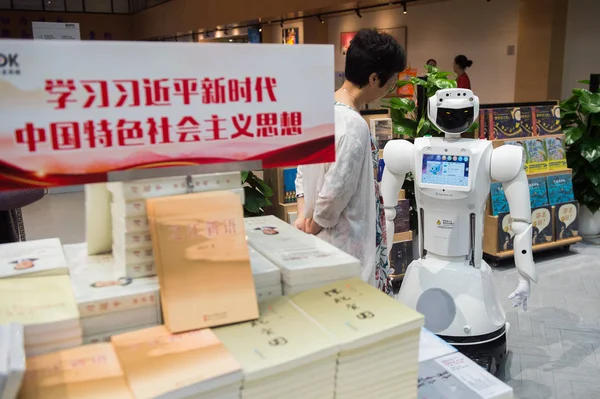 Egy Intelligens Robot Szolgálja Ügyfeleit Shenzhen City Longgang Könyvesbolt Amely — Stock Fotó