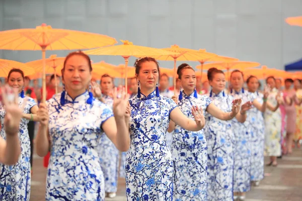 8月9日 在中国西南云南省昆明市举行的文化产业博览会开幕式上 身着旗袍的中国女性随着音乐跳舞 — 图库照片