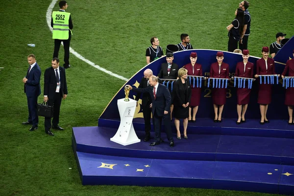 Presidente Russo Vladimir Putin Frente Golpeia Troféu Copa Mundo Lado — Fotografia de Stock