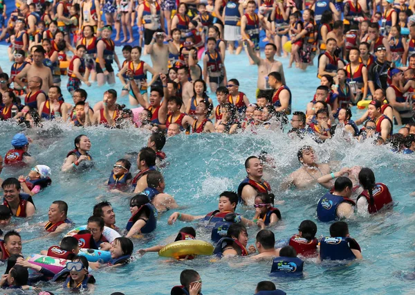 Čínští Turisté Davu Vodní Park Ochladit Horkém Dni Městě Chengdu — Stock fotografie