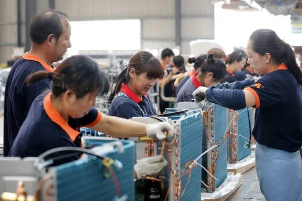 Kinesiska Arbetare Tillverkar Luftkonditioneringsapparater Fabrik Huaibei City Anhui Provinsen Östra — Stockfoto