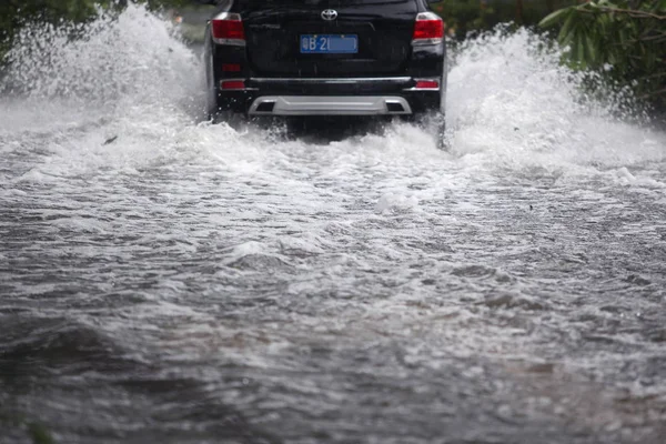 중국의 태풍으로 무거운 폭풍우와 강풍이 된도로에서 자동차가 2018 — 스톡 사진