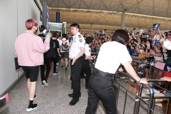 韩国男孩团体成员希望在2018年7月30日在中国香港出发前抵达香港国际机场 — 图库照片