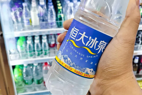 中国南部広東省広州市の店でエバーグランデスプリングのボトルを買い求める顧客 2016年9月28日 — ストック写真