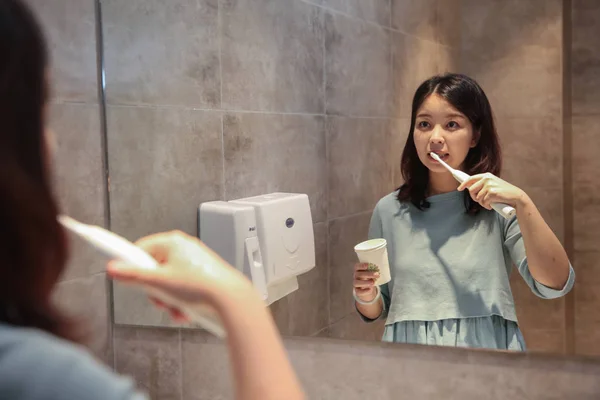Catadora Comida China Zhou Cepilla Los Dientes Después Probar Baño — Foto de Stock