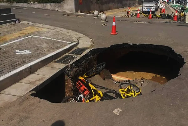 Ять Велосипеди Китайського Спільного Використання Велосипеда Послуги Ofo Жовтий Mobike — стокове фото