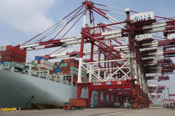 Cargo Ship Loaded Containers Shipped Abroad Berths Quay Port Qingdao — Stock Photo, Image