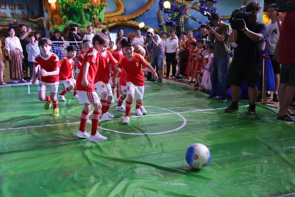 Niños China Rusia Juegan Fútbol Campamento Verano Ciudad Hangzhou Provincia — Foto de Stock