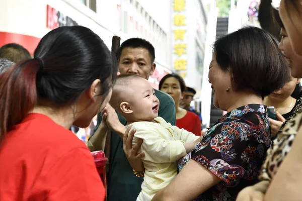 File Chinese Woman Holding Her Child Waits Her Daughter Who — стоковое фото