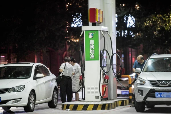 Kínai Állampolgárok Kap Autóikat Üzemanyagú Egy Benzinkútnál Cnpc China National — Stock Fotó