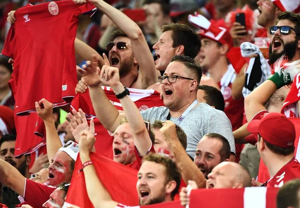 Deense Voetbalfans Schreeuwen Zwaaien Vlaggen Tonen Hun Steun Voor Denemarken — Stockfoto