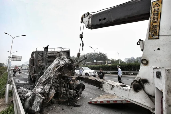 Una Vista Los Escombros Dos Camiones Quemados Por Fuego Causado — Foto de Stock