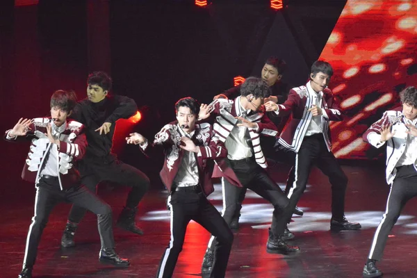 Члени Групи Південнокорейських Хлопчик Exo Виконувати Під Час Концерту Exo — стокове фото