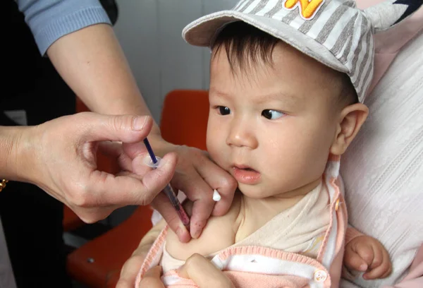 File Kinesisk Medicinsk Arbetare Vaccinerar Ett Barn Vid Sjukdoms Kontroll — Stockfoto