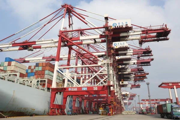 Cargo Ship Loaded Containers Shipped Abroad Berths Quay Port Qingdao — Stock Photo, Image