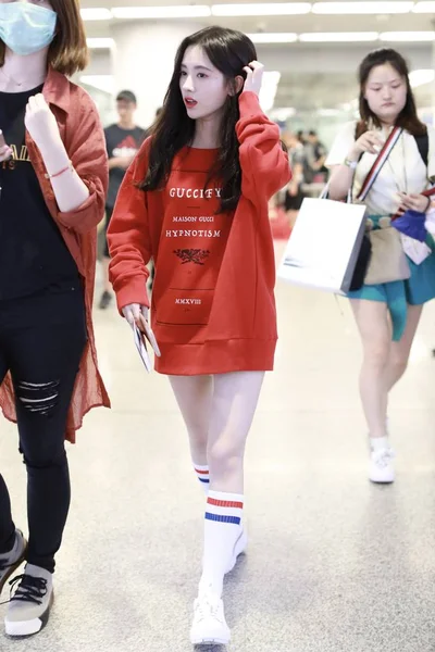 Chanteuse Actrice Chinoise Jingyi Vêtue Sweat Capuche Surdimensionné Rouge Arrive — Photo