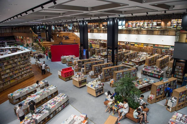 Klienci Wybrać Czytać Książki Shenzhen Book City Longgang Store Który — Zdjęcie stockowe