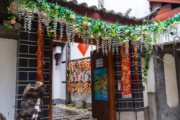 Vista Tiendas Posadas Ambos Lados Camino Casco Antiguo Lijiang Ciudad — Foto de Stock