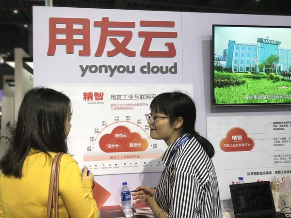 File Les Gens Visitent Stand Yonyou Cloud Lors Une Expo — Photo