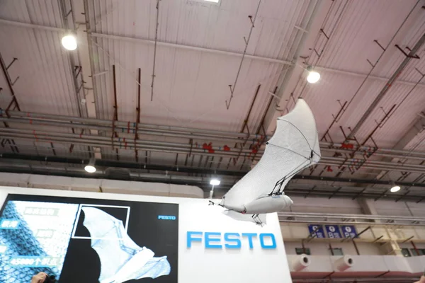 Festo のリアルなフライングフォックスバットが展示されている世界ロボット会議 Wrc 2018 2018 月15日中国 — ストック写真