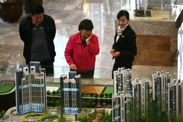 Chinese Homebuyers Look Housing Models Residential Property Project Real Estate — Stock Photo, Image