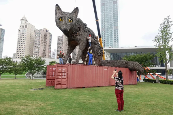 高さ7メートル 長さ10メートルの金属とわらの彫刻 アーバンフォックス 上海の静安彫刻公園で解体され 8月15日2018 — ストック写真