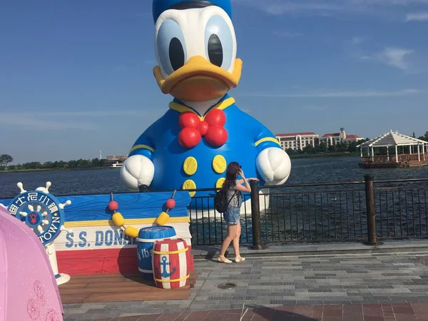 Een Toeristische Poses Voor Foto Met Een Meter Hoge Opblaasbare — Stockfoto