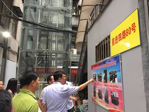 2018年8月9日 中国中部湖北省武汉市一栋10层住宅公寓楼外墙上 有136户家庭建造观光电梯 — 图库照片