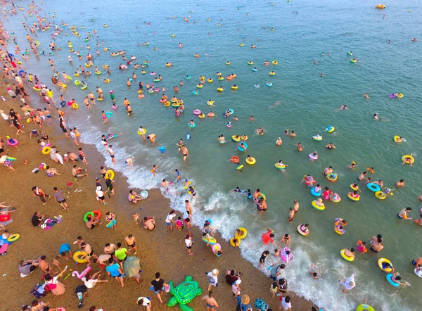 More 000 Holidaymakers Flock Beach Resort Cool Scorching Day Dalian — Stock Photo, Image