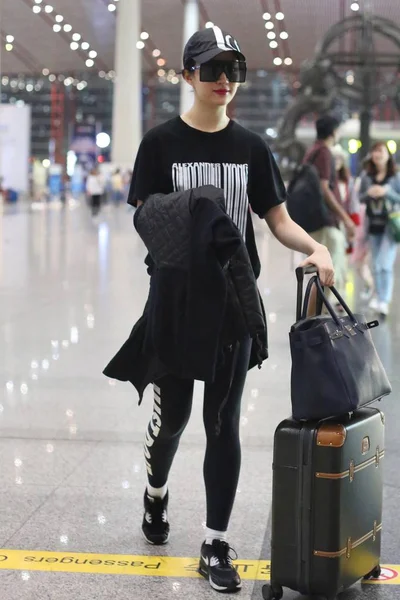 Kinesisk Skådespelerska Liu Yifei Anländer Beijing Capital International Airport Beijing — Stockfoto