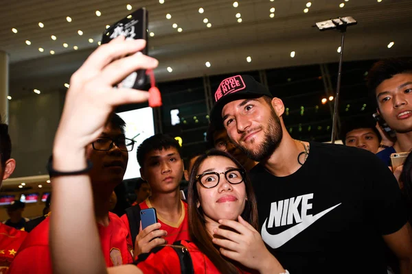 Footballeur Serbe Nemanja Gudelj Centre Est Entouré Par Une Foule — Photo