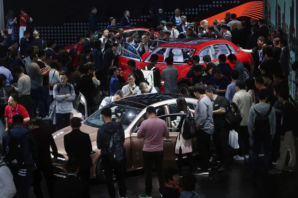 Los Visitantes Congregan Stand Mercedes Benz Durante 15ª Exposición Internacional — Foto de Stock