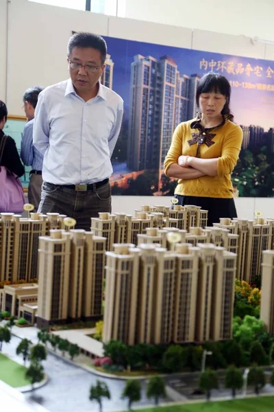 Kínai Homebuyers Pillantást Lakásépítési Modellek Egy Lakóingatlan Projekt Egy Ingatlan — Stock Fotó