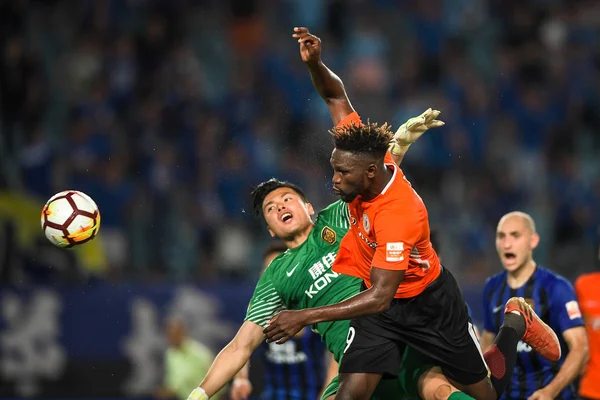 Futbolista Senegalés Makhete Diop Derecha Beijing Renhe Dispara Contra Jiangsu — Foto de Stock