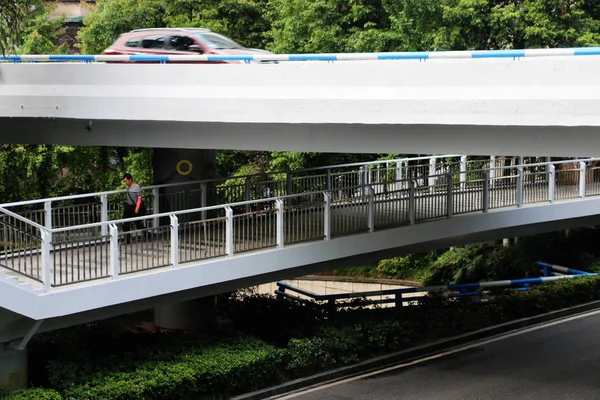 Chodci Chodí Cissoidal Pěší Most Pod Nadjezdem Chongqing Čína Srpna — Stock fotografie