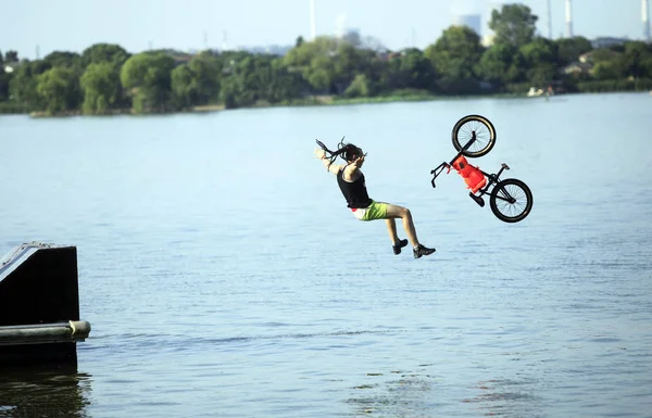 Ciclista Bmx Bicycle Motocross Salta Nel Lago Orientale Rinfrescarsi Tra — Foto Stock