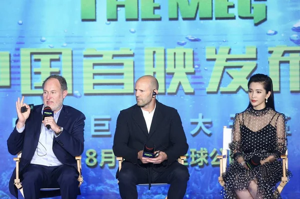 왼쪽부터 2018년 베이징에서 시사회에 참석한 영화감독 터텔타우브 제이슨 스테이텀 여배우 — 스톡 사진