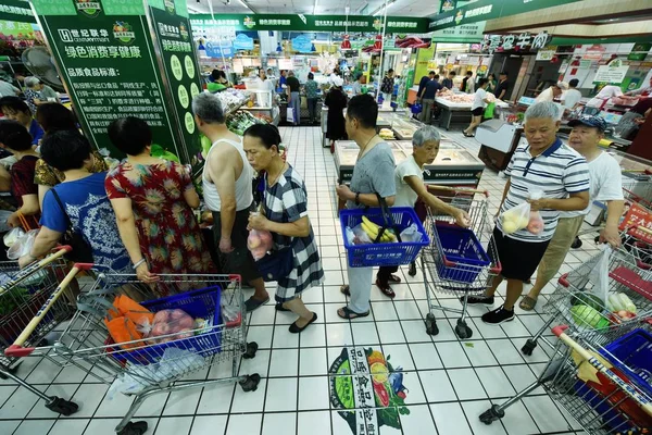 Китайские Покупатели Стоят Очереди Оплатить Покупку Супермаркете Городе Ханчжоу Провинция — стоковое фото