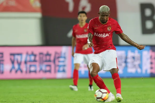 앤더슨 Talisca Talisca 광저우 Evergrande Taobao의 드리블 Guizhou Hengfeng에 그들의 — 스톡 사진