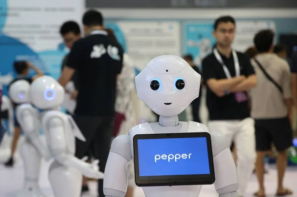 Pepper Robot Semihumanoide Fabricado Por Softbank Robotics Exhibe Durante Conferencia —  Fotos de Stock