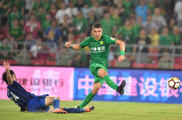 Spansk Fotbollsspelare Jonathan Soriano Beijing Sinobo Guoan Rätt Utmanar Spelare — Stockfoto