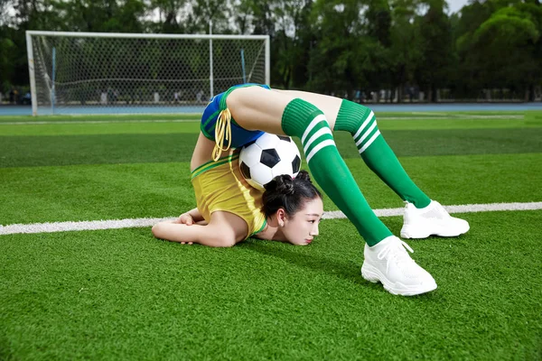 Contorcionista Chinesa Anos Liu Teng Mostra Flexibilidade Seu Corpo Enquanto — Fotografia de Stock