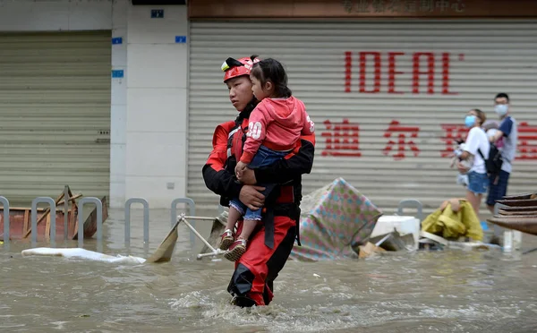 Rescatador Chino Evacua Una Niña Aguas Inundación Causadas Por Una —  Fotos de Stock
