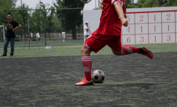 2014年6月18日 在中国北京体育大学的赛场上 一名年轻的中国学生在一场足球比赛中任意球 — 图库照片