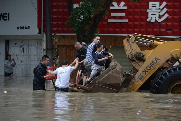 Китайские Спасатели Эвакуируют Местных Жителей Наводнение Вызванное Сильным Ливнем Округе — стоковое фото