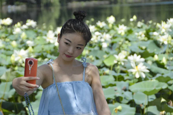 Chino Utiliza Teléfono Inteligente Belleza Selfie Meitu Para Tomar Una —  Fotos de Stock