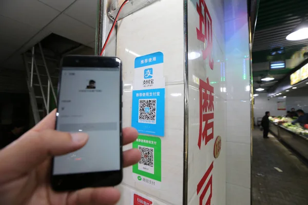 Citizen Uses His Smartphone Scan Code Wechat Payment Messaging App — Stock Photo, Image
