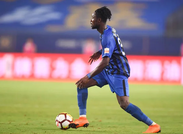 Ghański Piłkarz Richmond Boakye Jiangsu Suning Drybluje Przeciwko Guizhou Hengfeng — Zdjęcie stockowe