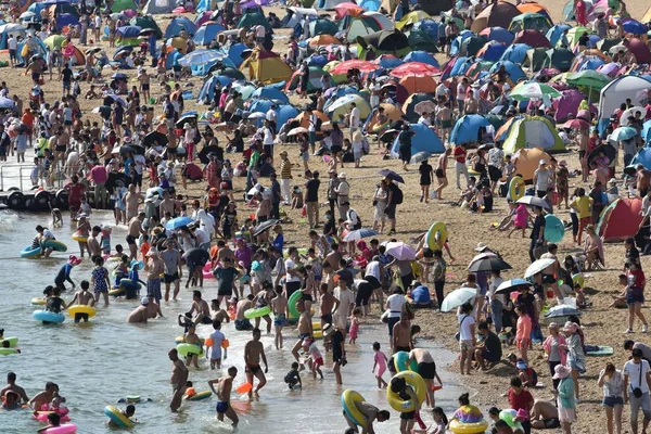 Los Turistas Llenan Complejo Playa Para Refrescarse Día Abrasador Después — Foto de Stock