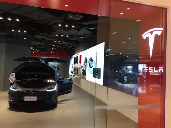 Ein Tesla Model Elektroauto Wird Einem Tesla Autohaus Der Stadt — Stockfoto